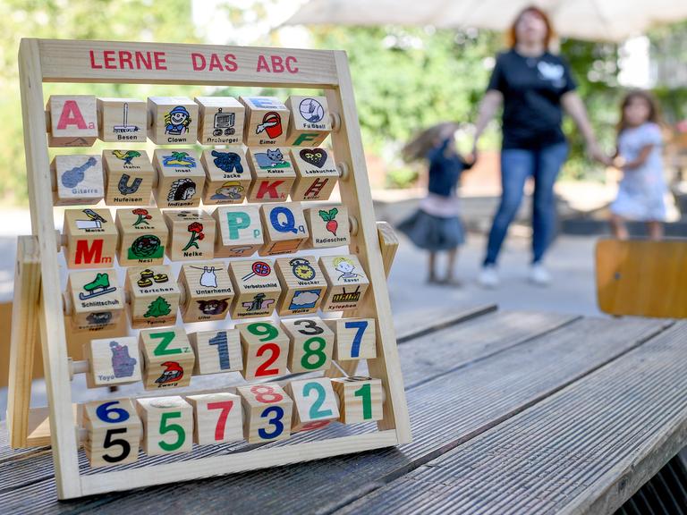 Ein Lernspiel für das Alphabet steht in einem Kindergarten auf einem Tisch.