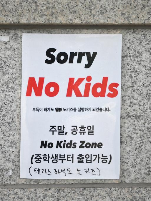 An einer Wand hängt ein Schild mit der Aufschrift "No Kids Zone".