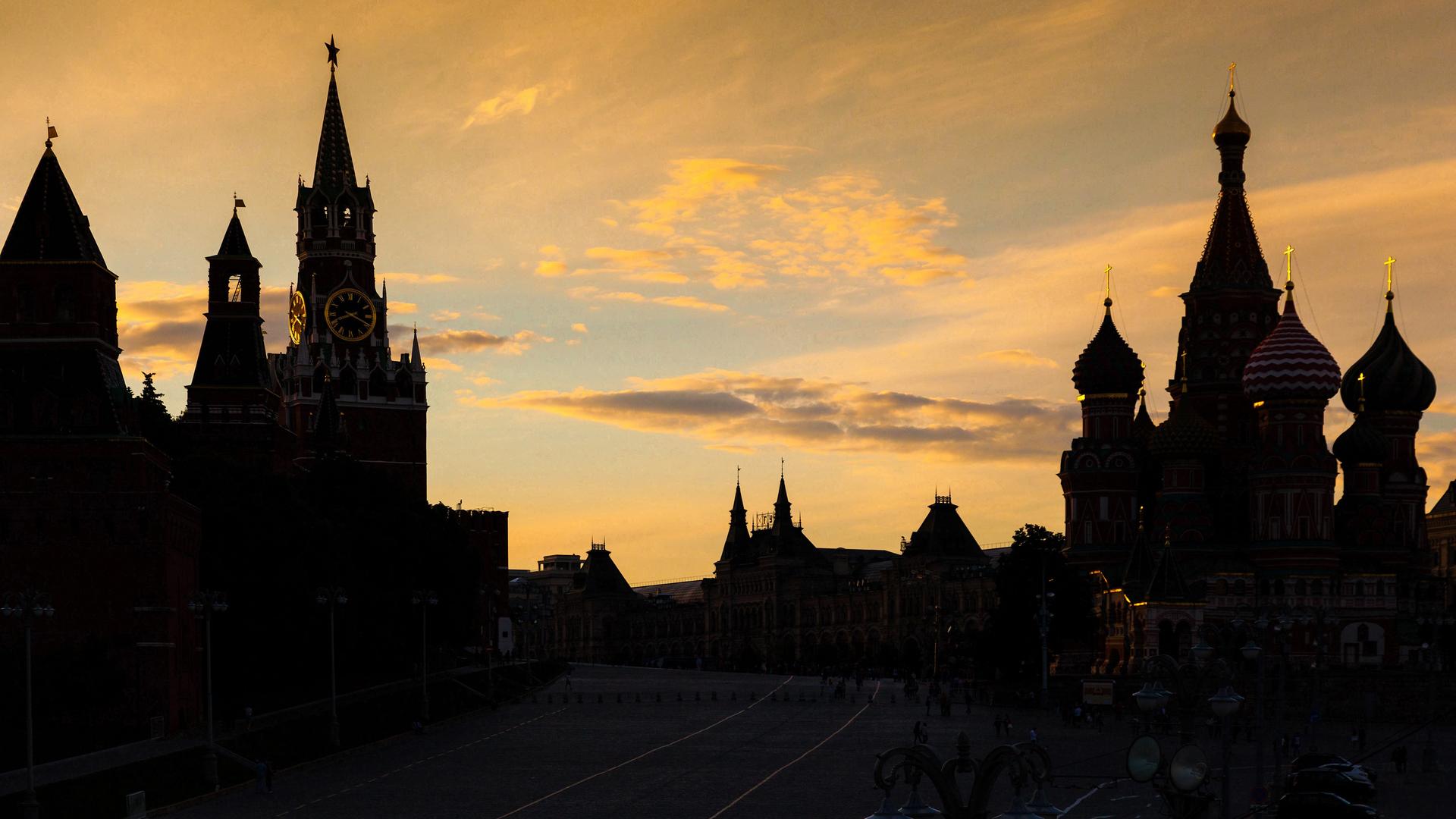 Roter Platz bei Abenddämmerung in Moskau. Links der Kreml, rechts die Basilius-Kathedrale.
