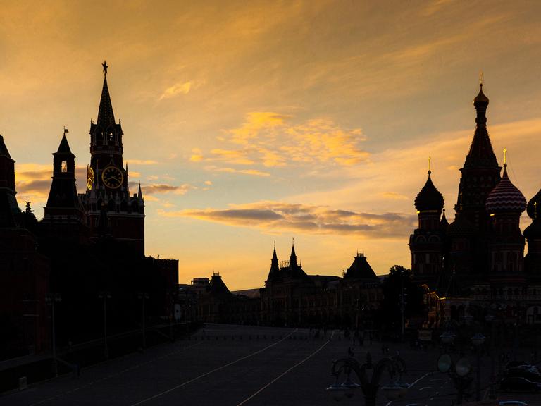 Roter Platz bei Abenddämmerung in Moskau. Links der Kreml, rechts die Basilius-Kathedrale.