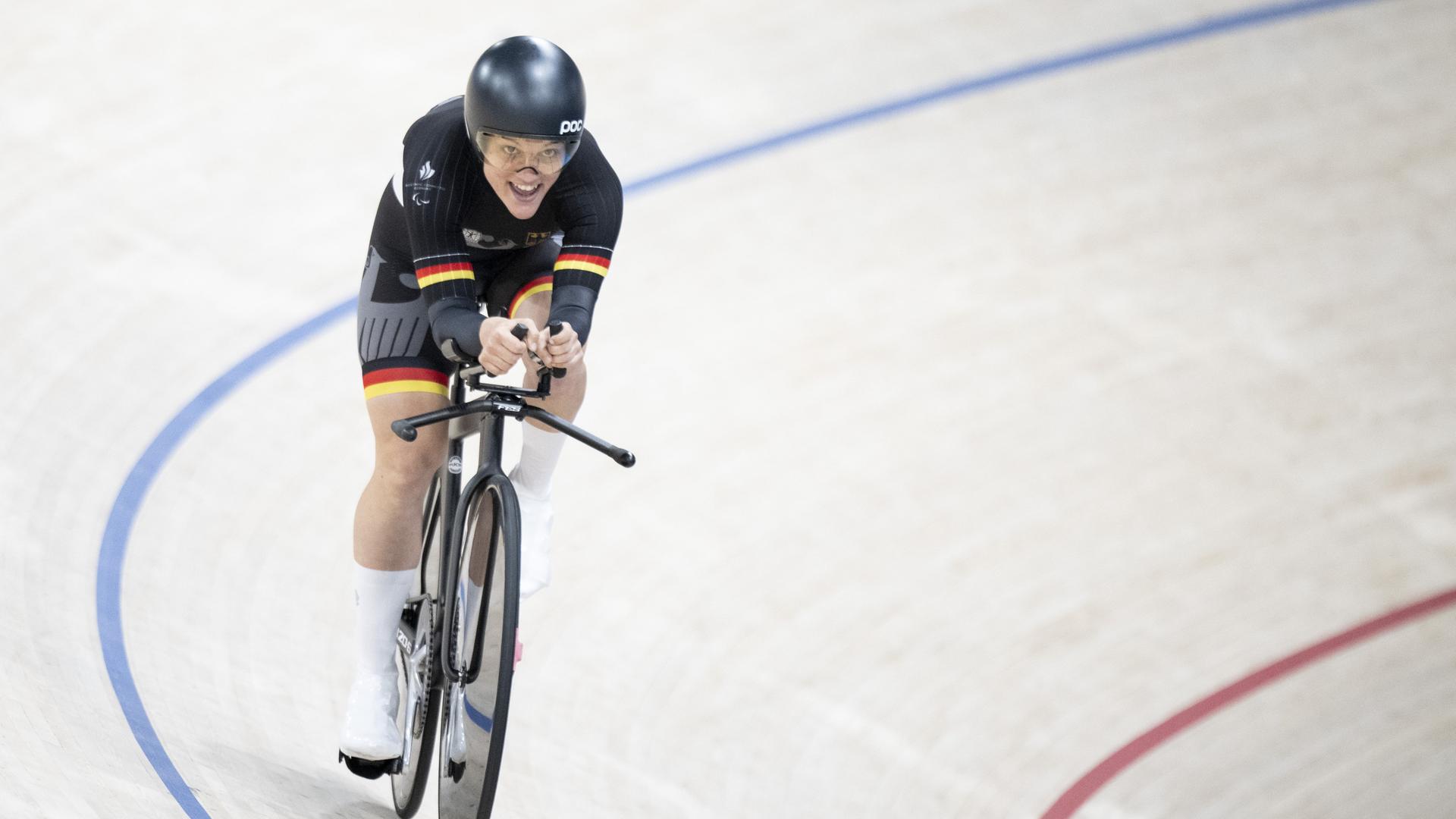 Die Rad-Sportlerin Maike Hausberger fährt auf einer Bahn. Die Rad-Sportlerin Maike Hausberger fährt auf einer Bahn.