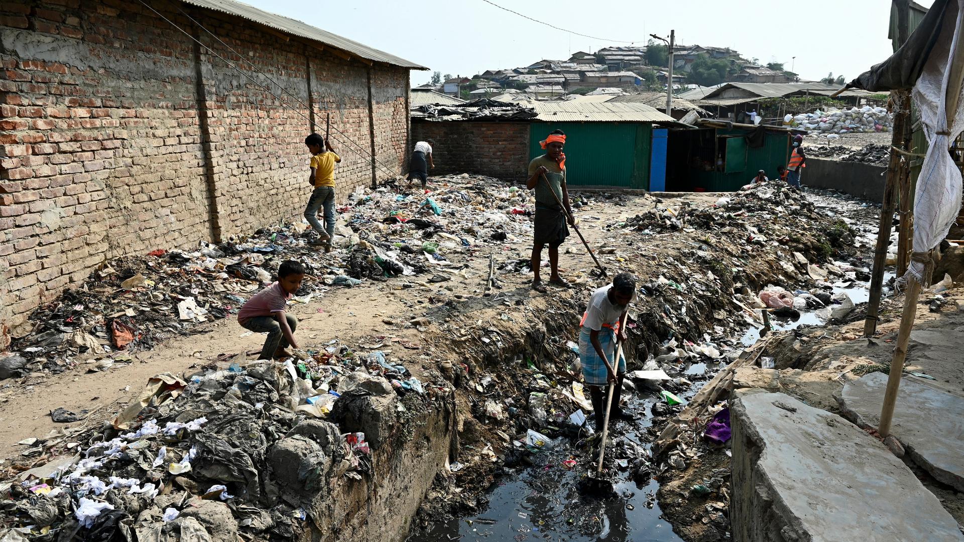 Angehörige des Volkes der Rohingya reinigen einen Dränagegraben im Flüchtlingslager Balukhali in Bangladesh, Bezirk Cox's Bazar