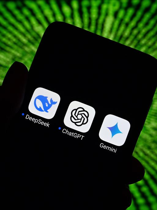 Ein Smartphone auf dem Icons von Apps zu sehen sind, die KI-basiert sind