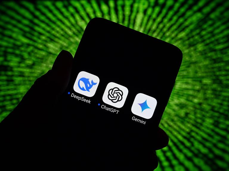 Ein Smartphone auf dem Icons von Apps zu sehen sind, die KI-basiert sind
