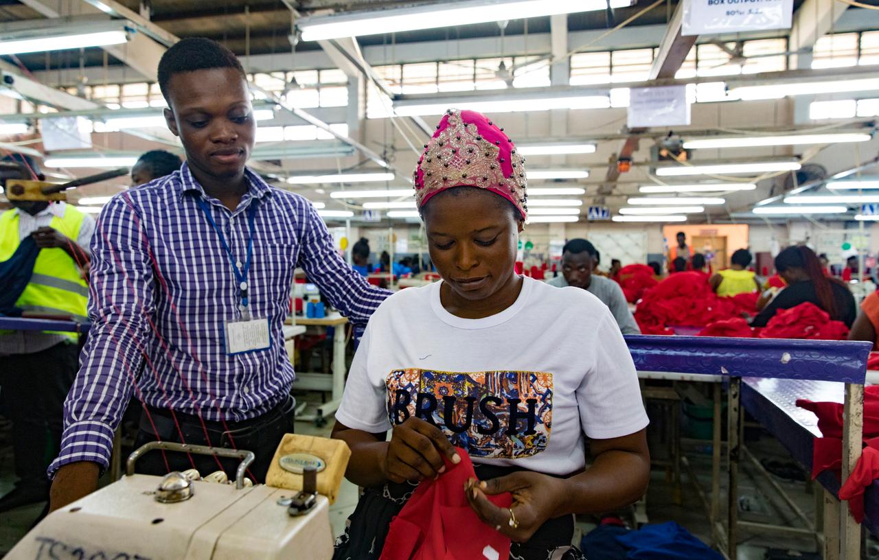 Textilfabrik in Afrika: Ausbilder und Näherin in der Textilfabrik Dignity "DTRT Apparel" im ghanaischen Accra