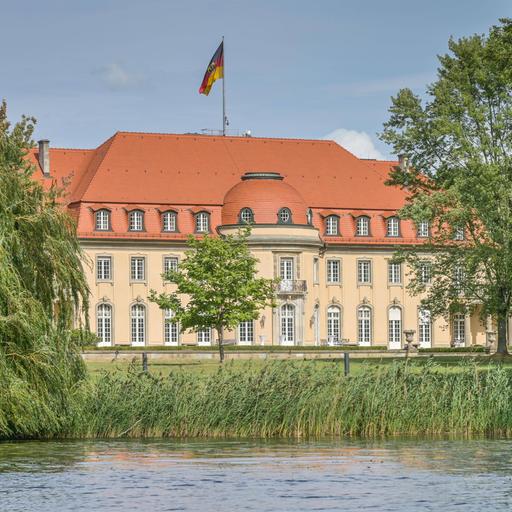 Der Blick auf die Borsig-Villa vom Tegeler See aus