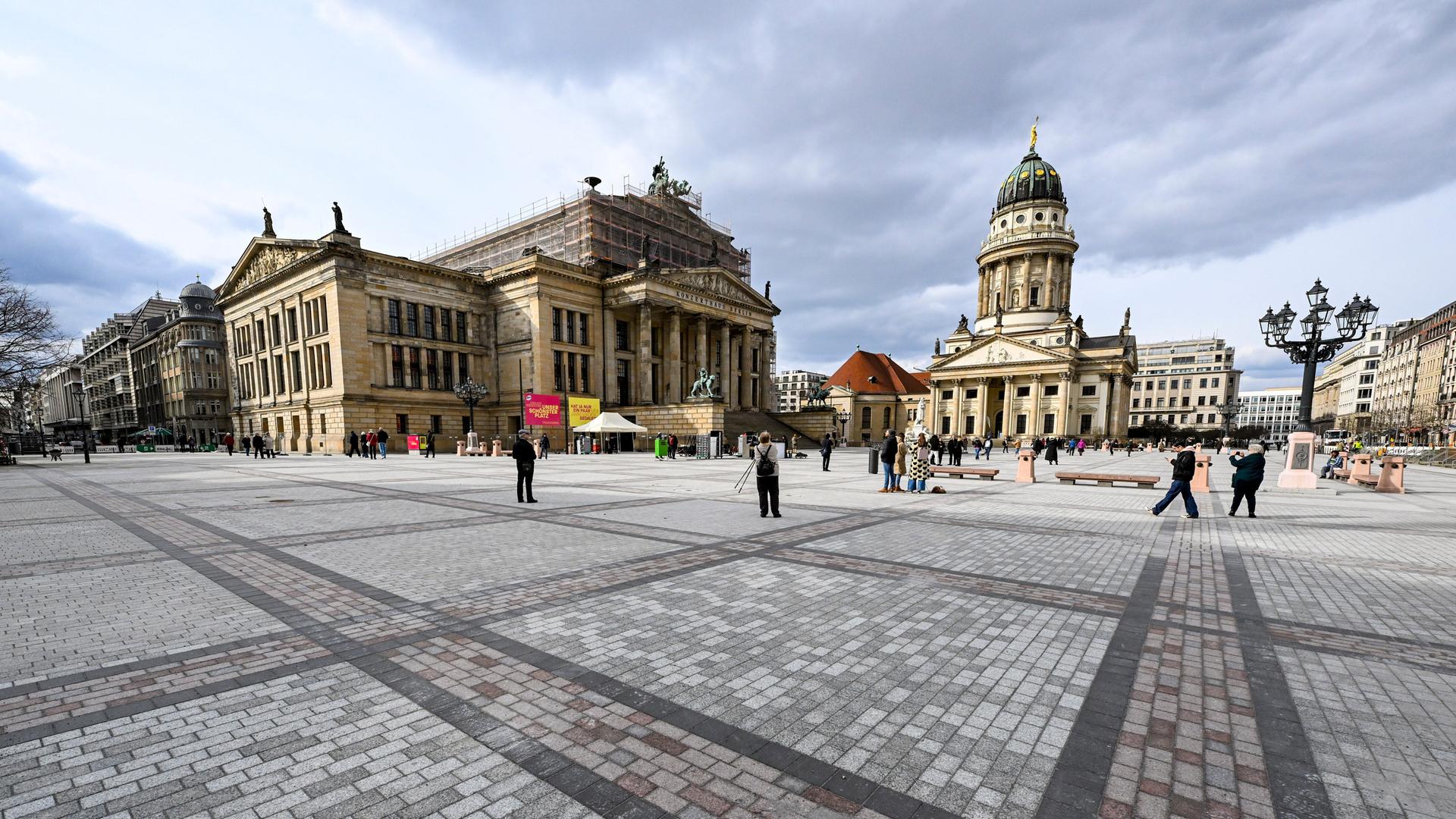 Blick auf den Gendarmenmarkt mit dem Konzerthaus (l) und dem Französischen Dom. 