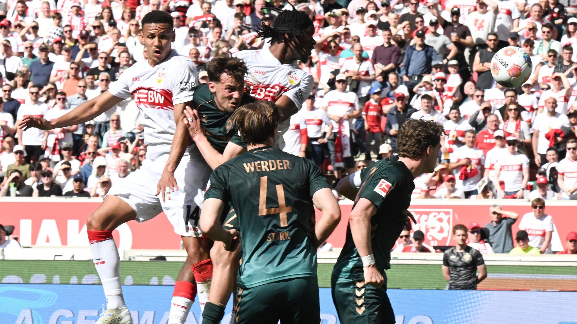 Das Foto zeigt den Fußballspieler Lorenz Assignon vom VfB Stuttgart. Er macht einen Kopfball vorm Tor.