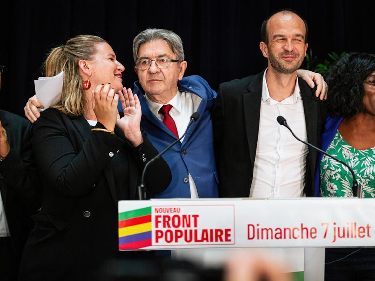 Von links nach rechts: Mathilde Panot, Manuel Bompard, Jean-Luc Melenchon und Daniele Obono auf der Bühne des Hauptquartiers von La France Insoumise nach den Ergebnissen der zweiten Runde der Parlamentswahlen.
