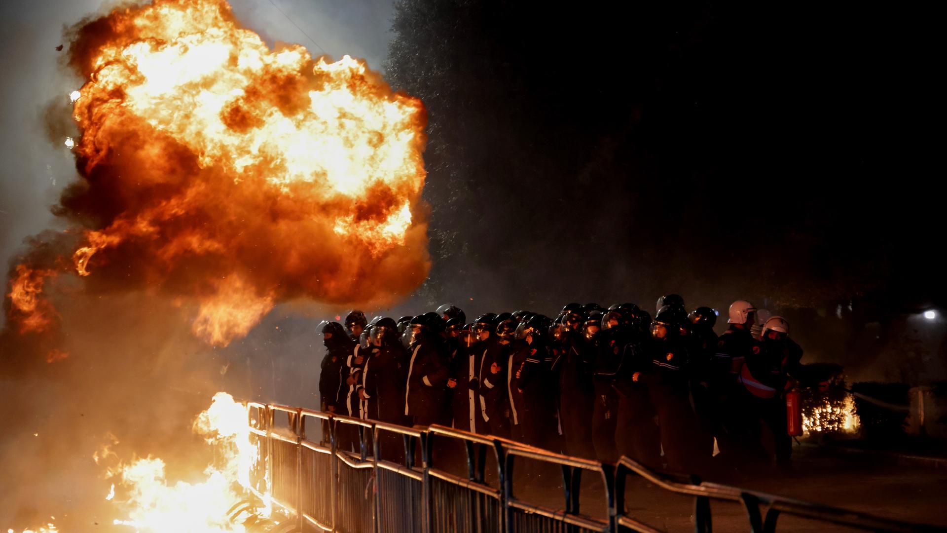 Bei einer regierungskritischen Kundgebung vor dem Büro des albanischen Ministerpräsidenten in Tirana explodiert ein von Demonstranten geworfener Sprengsatz. Bei einer regierungskritischen Kundgebung vor dem Büro des albanischen Ministerpräsidenten in Tirana explodiert ein von Demonstranten geworfener Sprengsatz.