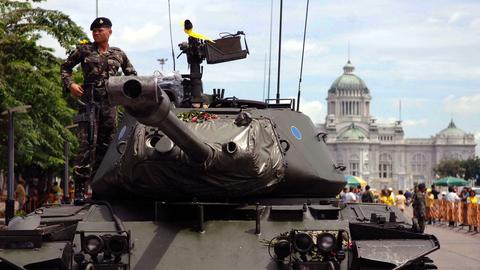 Soldat auf einem Panzer vor der Anantasamakhom Thronhalle in Bangkok 