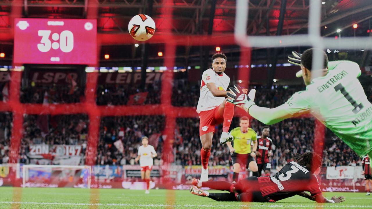 Der Leipziger Christopher Nkunku setzt sich gegen Lilian Brassier und Torwart Noah Atubolu von Eintracht Frankfurt durch und trifft zum 4:0.