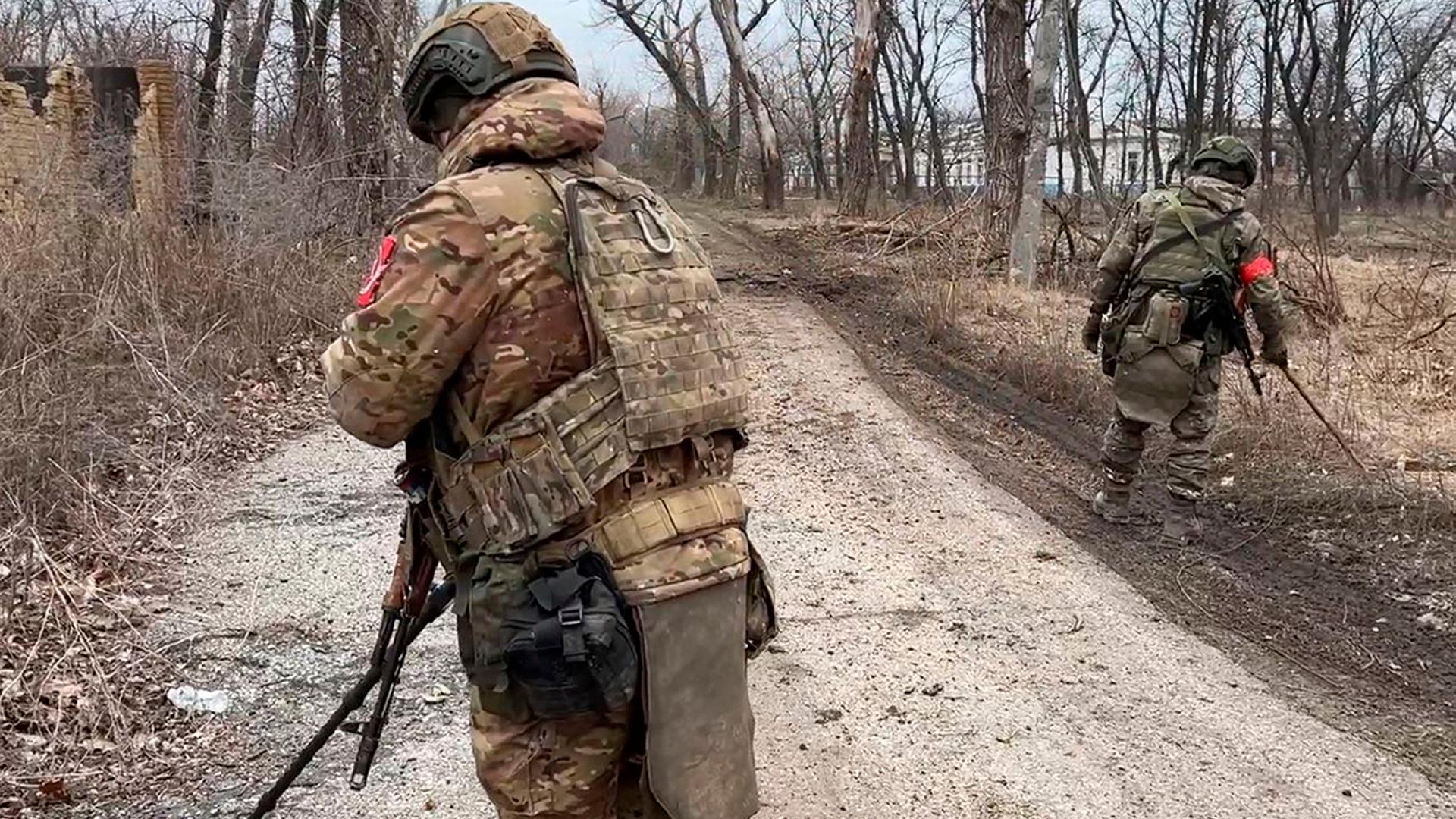 Russische Soldaten nahe der Stadt Awdijiwka