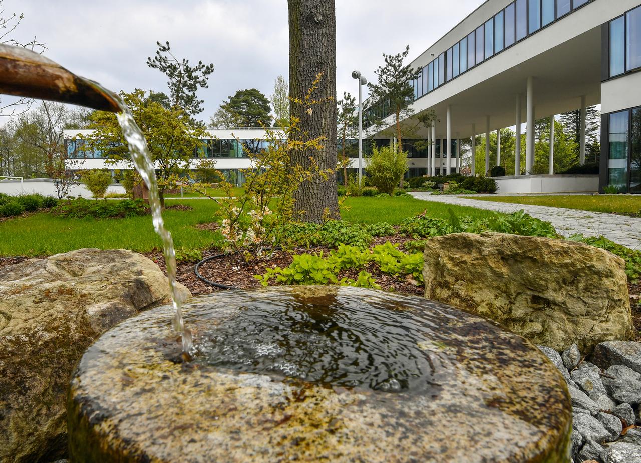 Blick auf das Gebäude des Sukhavati Spiritual Care Centers in Bad Saarow (Brandenburg)