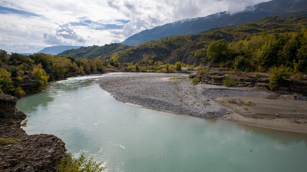 Fluss, umgeben von Bergen und Natur: die Vjosa in Albanien