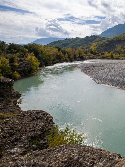 Fluss, umgeben von Bergen und Natur: die Vjosa in Albanien