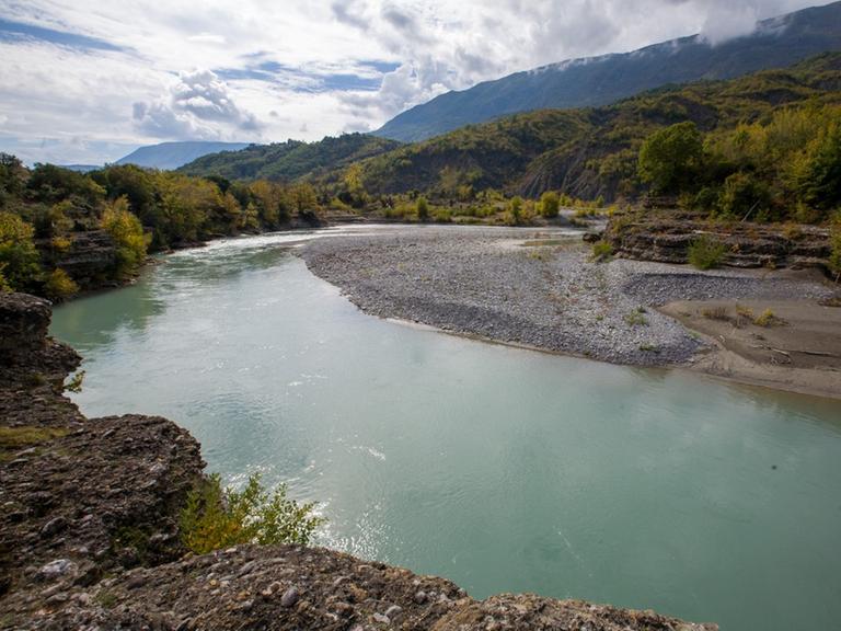 Fluss, umgeben von Bergen und Natur: die Vjosa in Albanien