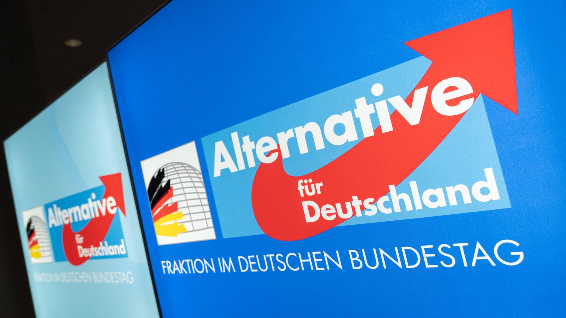 AfD-Logo der Bundestagsfraktion vor dem Sitzungssaal im Reichstagsgebäude. AfD-Logo der Bundestagsfraktion vor dem Sitzungssaal im Reichstagsgebäude.