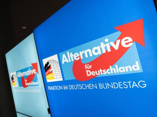 AfD-Logo der Bundestagsfraktion vor dem Sitzungssaal im Reichstagsgebäude. AfD-Logo der Bundestagsfraktion vor dem Sitzungssaal im Reichstagsgebäude.