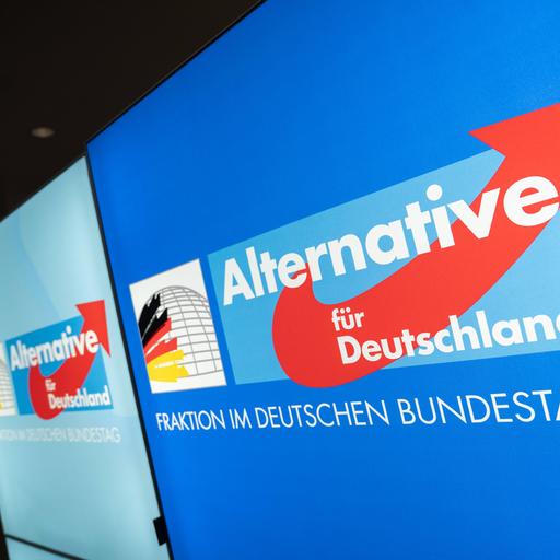 AfD-Logo der Bundestagsfraktion vor dem Sitzungssaal im Reichstagsgebäude.
