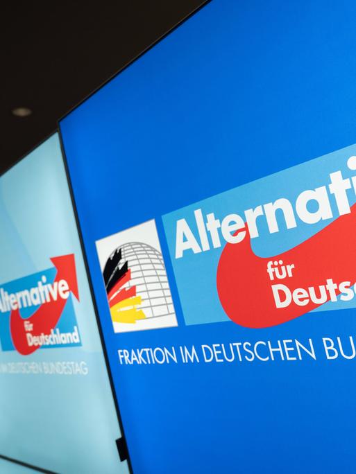 AfD-Logo der Bundestagsfraktion vor dem Sitzungssaal im Reichstagsgebäude.