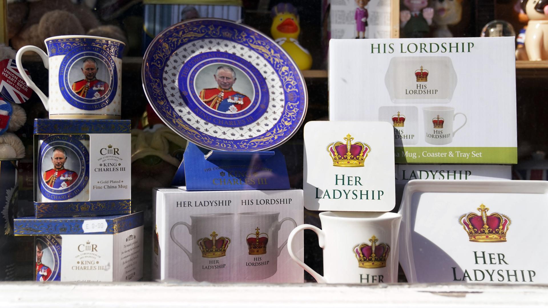 Blick in einen Andenkenladen: Die Krönung von King Charles wird selbstverständlich mit Tassen und Tellern mit dem Konterfei des Regenten gewürdigt.