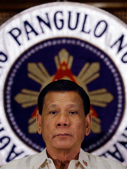  Ex-Präsident der Philippinen Rodrigo Duterte vor dem Amtswappen.