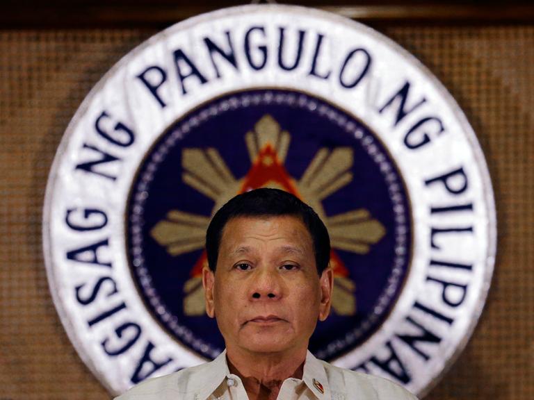  Ex-Präsident der Philippinen Rodrigo Duterte vor dem Amtswappen.