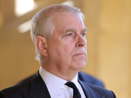 Der Bruder des britischen Königs, der frühere Prinz Andrew, steht vor einem unscharfen Hintergrund.