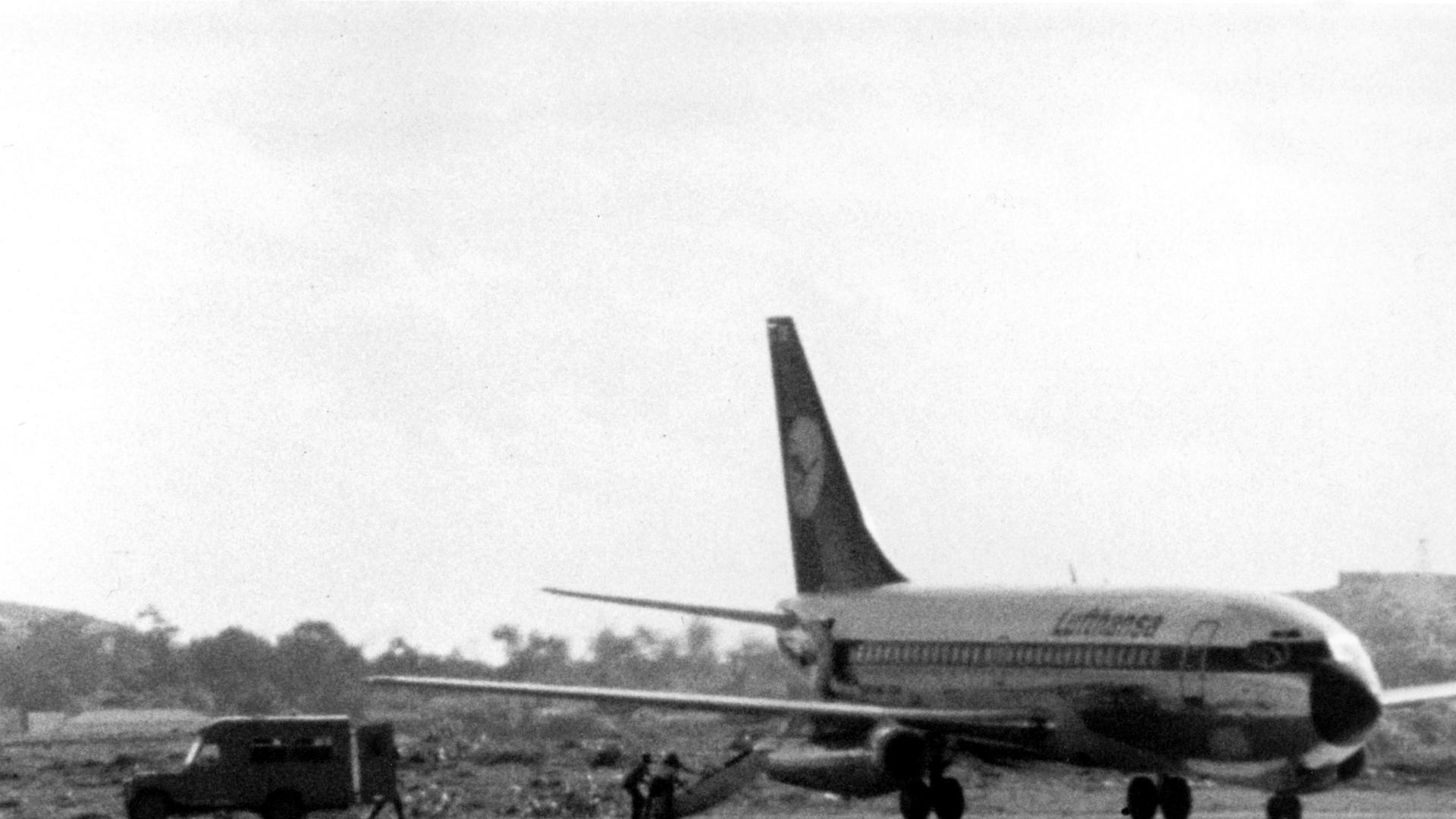 Die am 13. Oktober 1977 auf dem Flug von Mallorca nach Frankfurt/Main von vier Terroristen entführte Lufthansa Maschine "Landshut" auf dem Flughafen von Mogadischu. Fünf Besatzungsmitglieder und 82 Passagiere befinden sich in der Gewalt der Terroristen. Mit der Aktion sollen elf Angehörige der Rote Armee Fraktion (RAF) aus deutscher Haft sowie zwei in der Türkei festgehaltene Palästinenser freigepresst werden. [dpabilderarchiv]