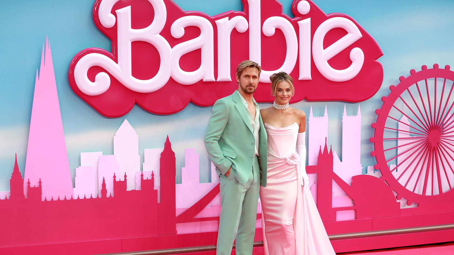 Margot Robbie und Ryan Gosling stehen bei der Londoner Premiere von "Barbie" auf dem roten Teppich.