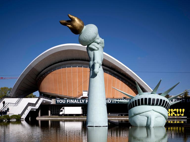Der Freiheitsstatue steht das Wasser bis zum Hals: Aufblasbare Replik des New Yorker Originals im Wasserbecken vor dem HKW anlässlich der Böhmermann-Ausstellung.
