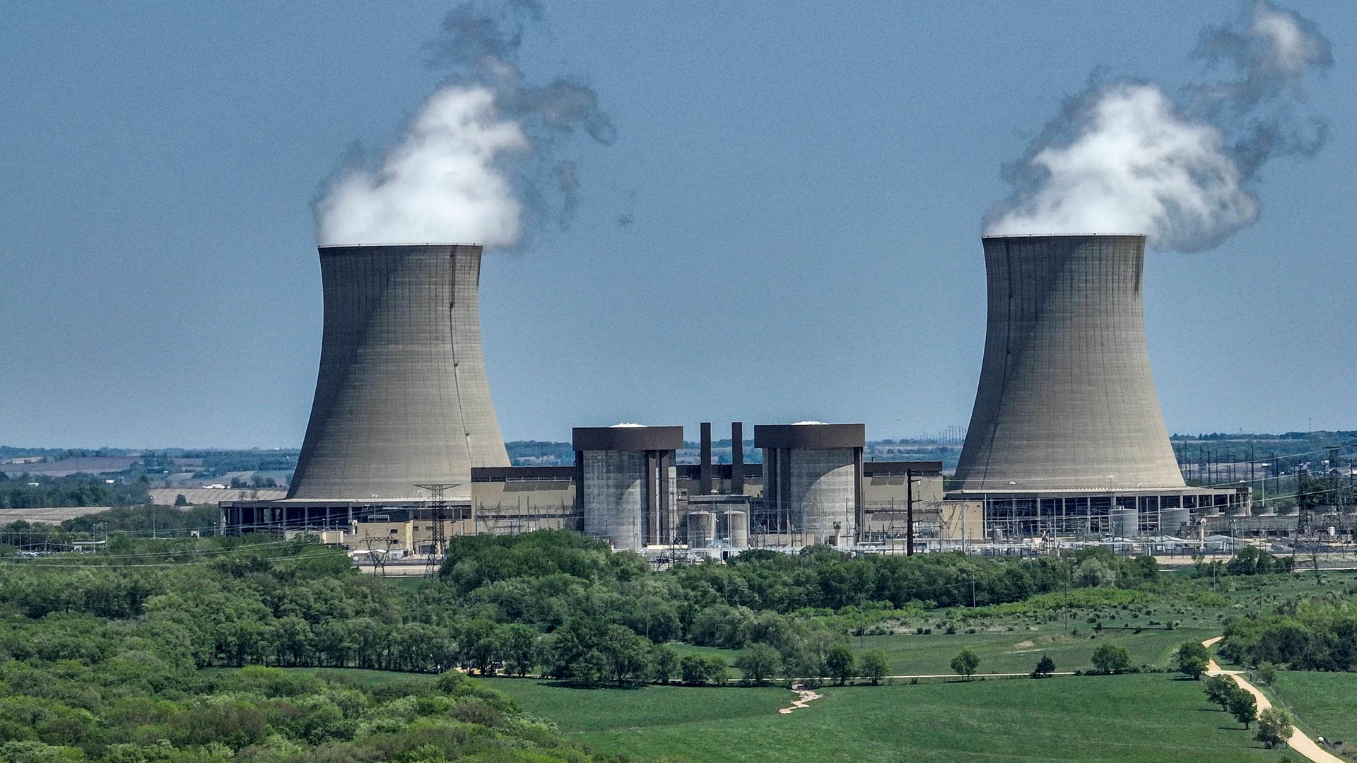 Dampf steigt aus Kühltürmen eines Kernkraftwerks
