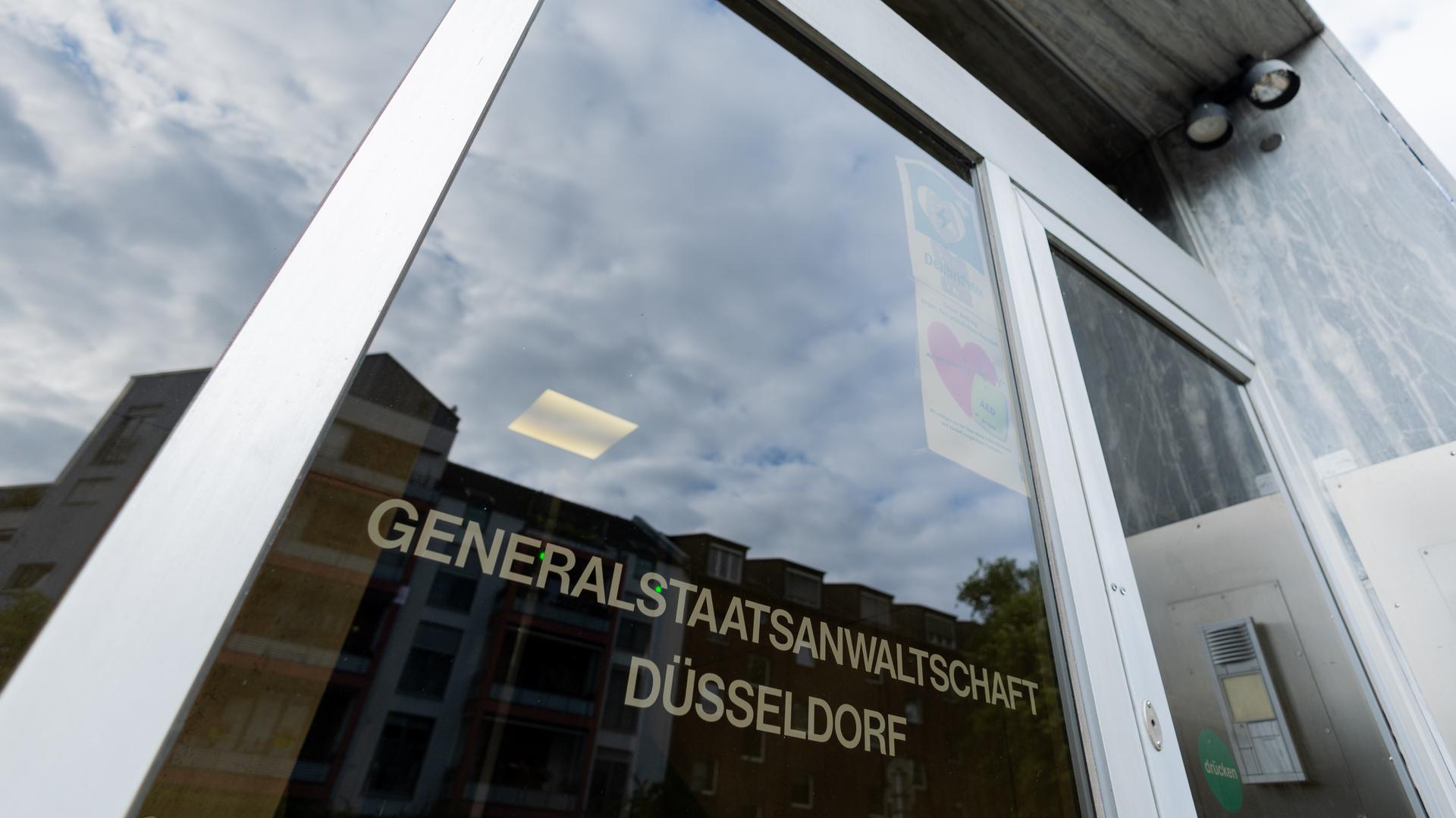 Blick von außen auf den Eingang zur Generalstaatsanwaltschaft Düsseldorf. Blick von außen auf den Eingang zur Generalstaatsanwaltschaft Düsseldorf.