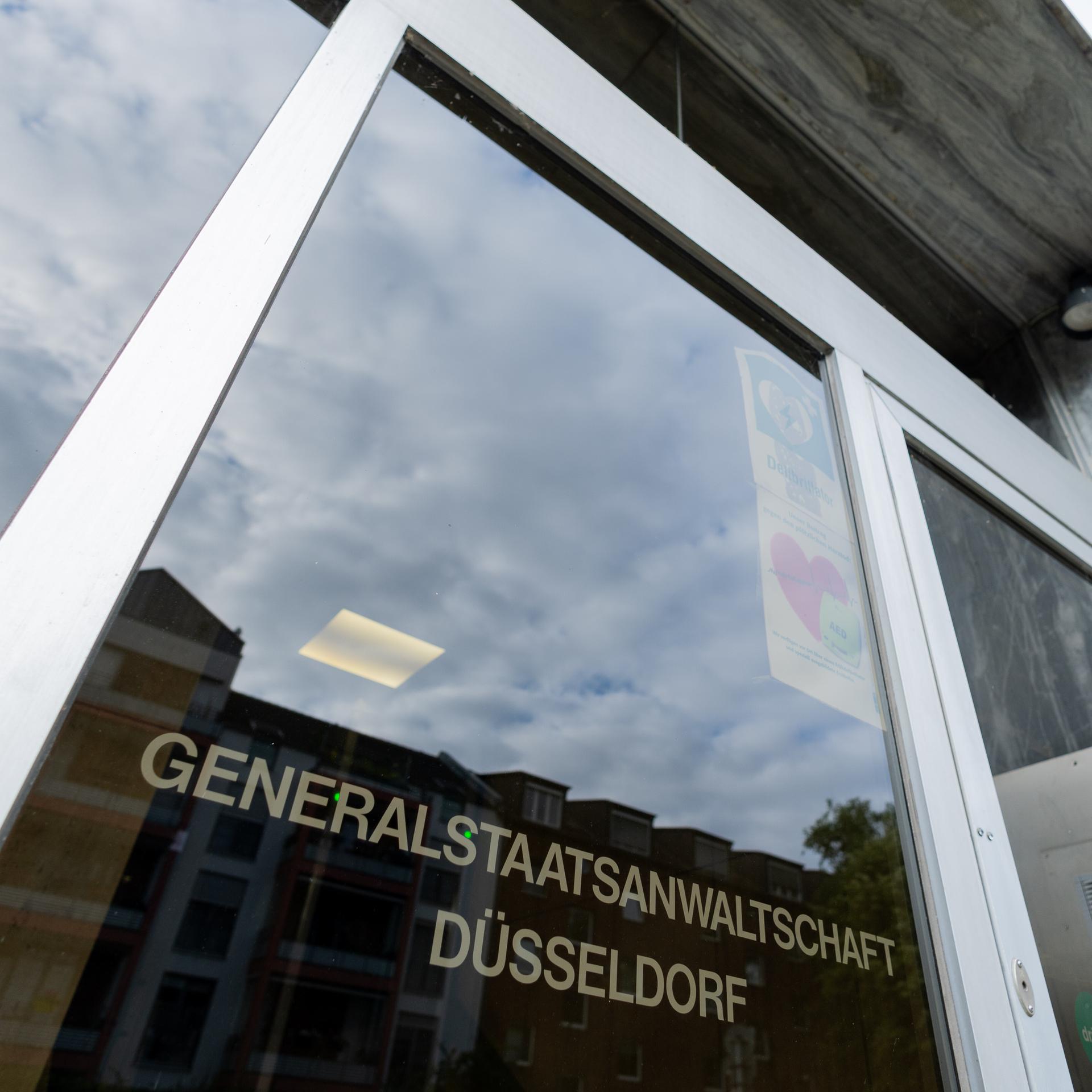 Blick von außen auf den Eingang zur Generalstaatsanwaltschaft Düsseldorf. 