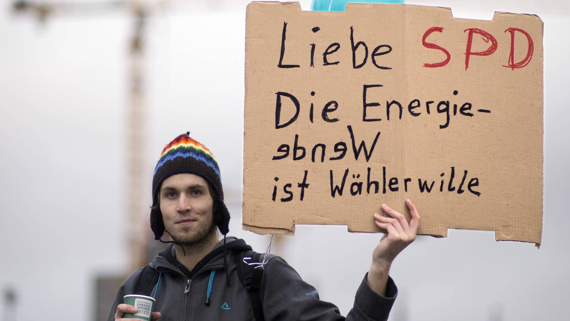 Demonstrant mit Schild "Liebe SPD - Die Energiewende ist Wählerwille" auf der Demonstration von Anti-Atom-Initiativen, BUND, Campact, Attac und anderen im Jahr 2013