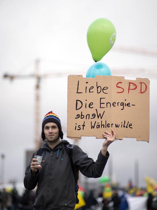 Demonstrant mit Schild "Liebe SPD - Die Energiewende ist Wählerwille" auf der Demonstration von Anti-Atom-Initiativen, BUND, Campact, Attac und anderen im Jahr 2013