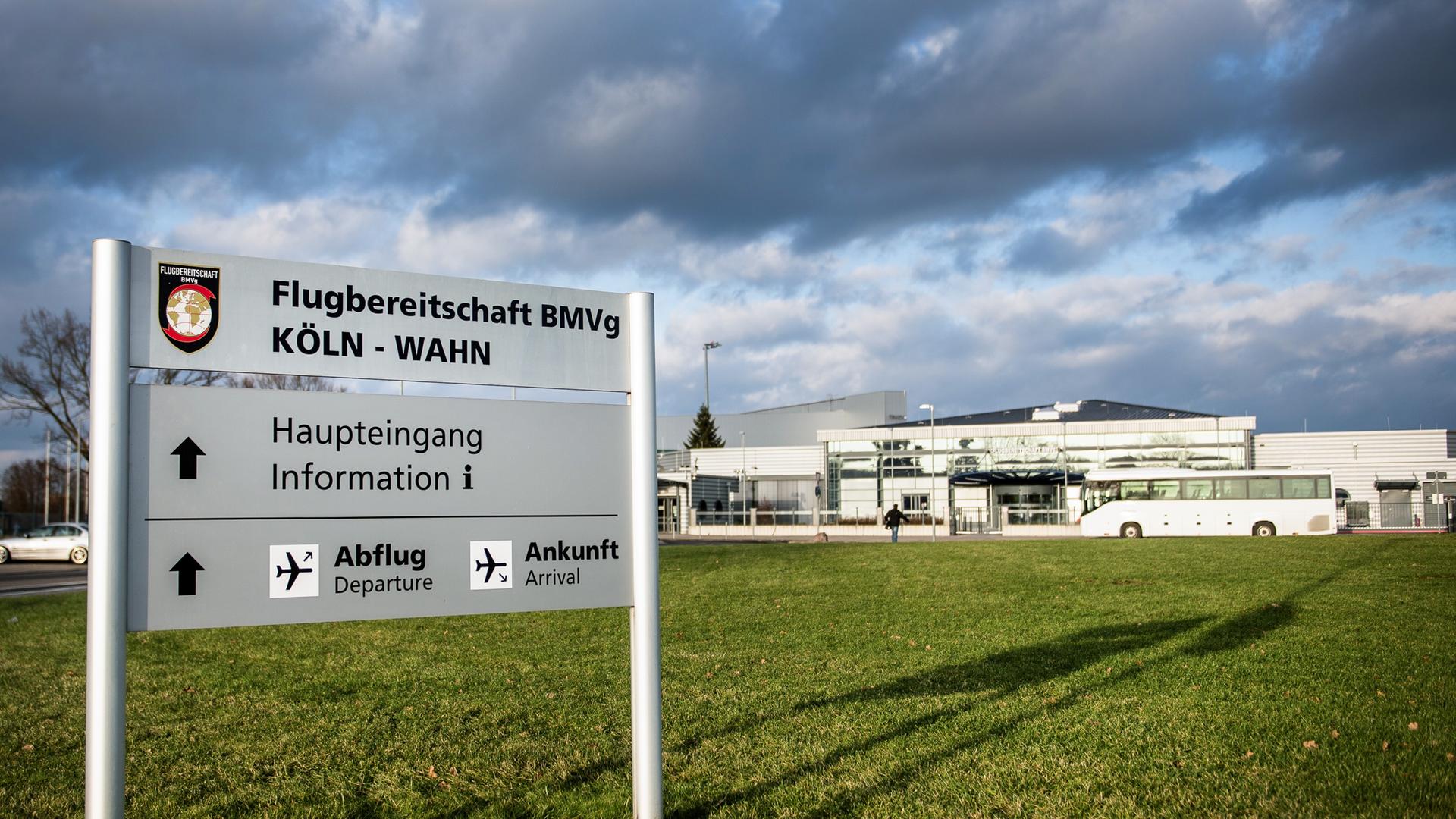 Köln: Ein Schild mit der Aufschrift "Flugbereitschaft MBVg Köln" steht am Militärflughafen Köln-Wahn in Köln (Nordrhein-Westfalen).