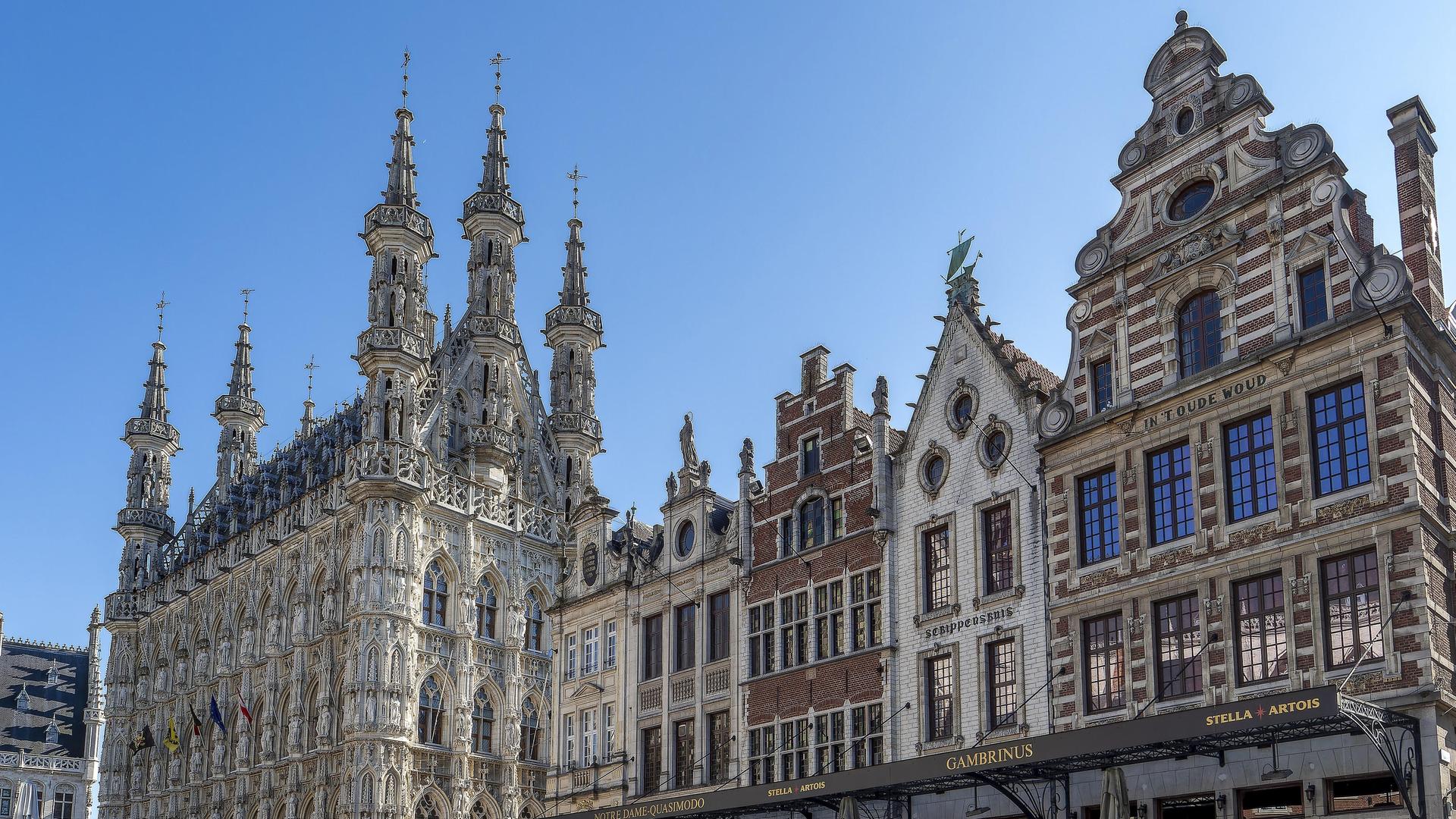 Das Rathaus der belgischen Stadt Löwen aus dem Jahr 1469 und andere historische Gebäude am Grote Markt.