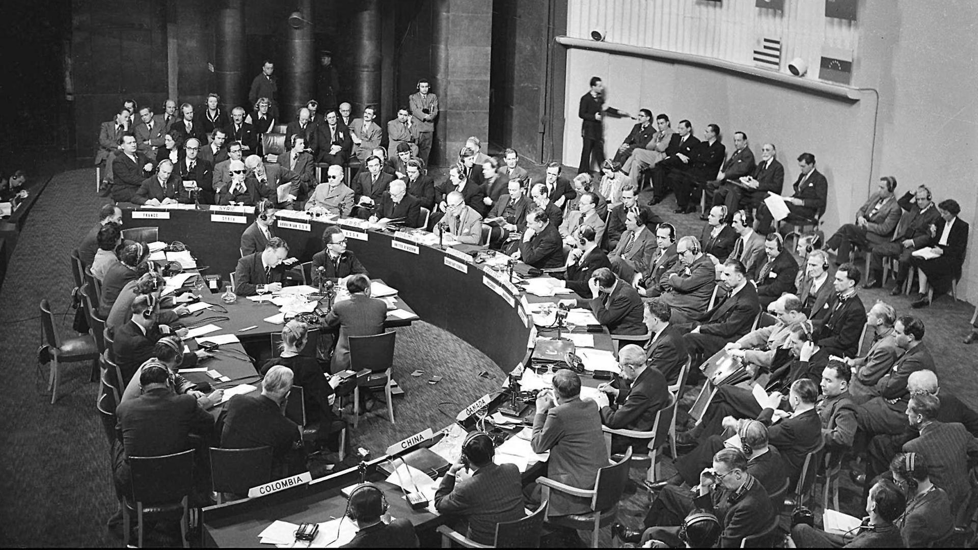 Die UN-Vollversammlung verabschiedet am 10.12.1948 im Palais de Chaillot in Paris die Allgemeine Erklärung der Menschenrechte.