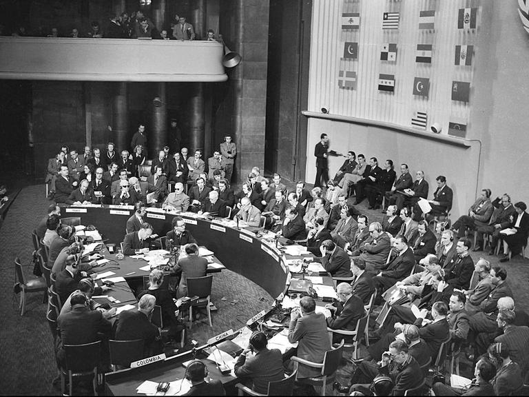 Die UN-Vollversammlung verabschiedet am 10.12.1948 im Palais de Chaillot in Paris die Allgemeine Erklärung der Menschenrechte.
