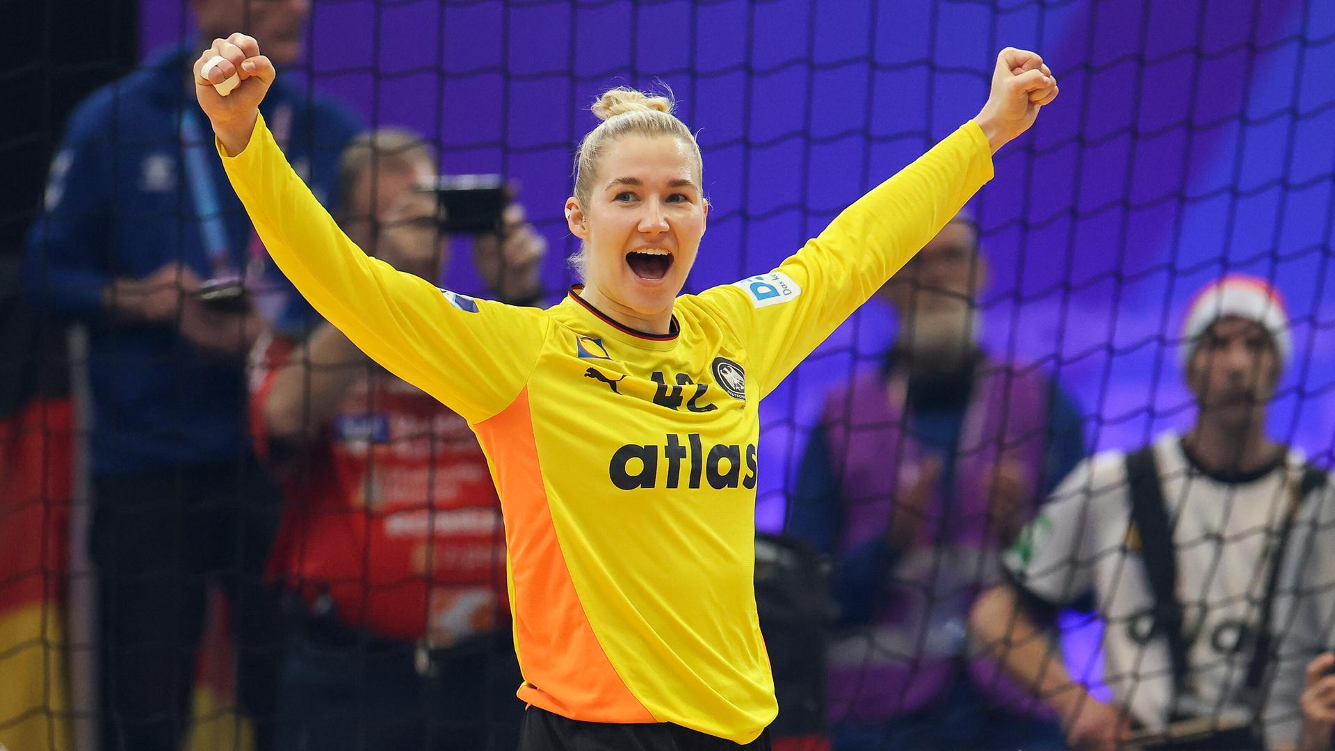 Die deutsche Torhüterin Katharina Filter jubelt.