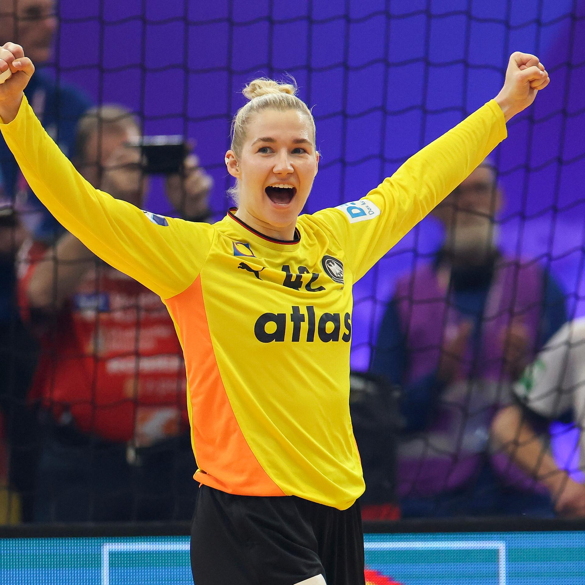 Die deutsche Torhüterin Katharina Filter jubelt.