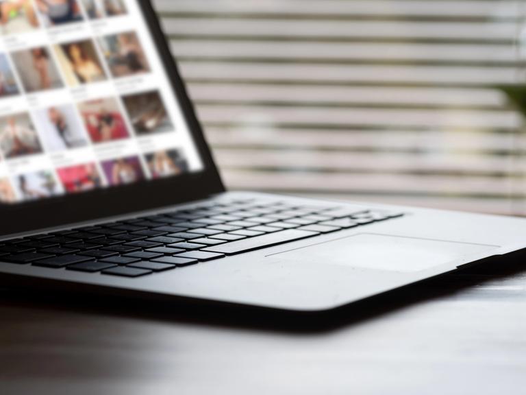 Ein Laptop auf dem Teaser-Bilder für pornografische Videos zu sehen sind. Ein Laptop auf dem Teaser-Bilder für pornografische Videos zu sehen sind.