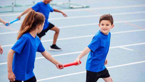 Kinder mit Staffelstab beim Team-Lauftraining