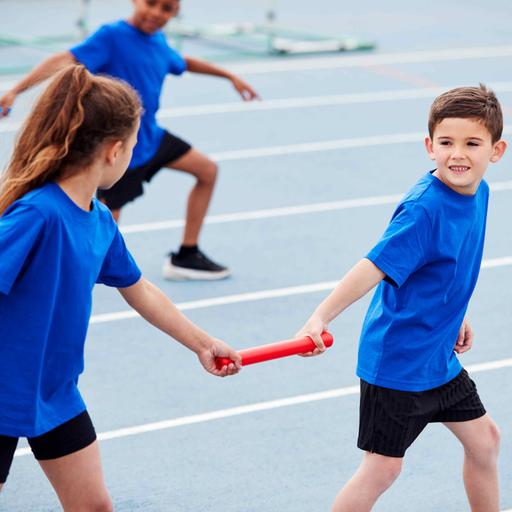 Kinder mit Staffelstab beim Team-Lauftraining