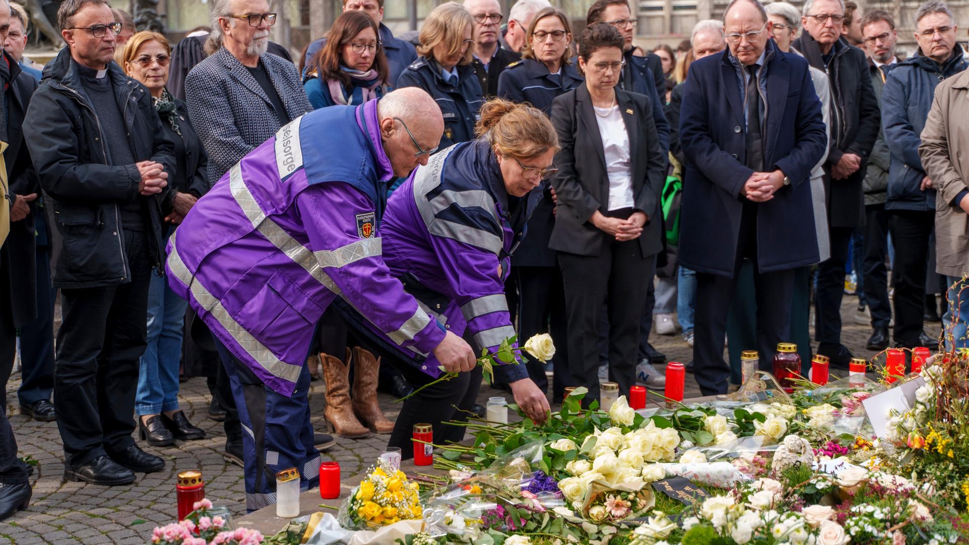 Mannheim: Notfallseelsorger legen weiße Rosen nieder. 