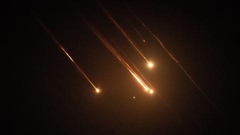 Geschosse des Iran fliegen durch den Himmel über Jerusalem.