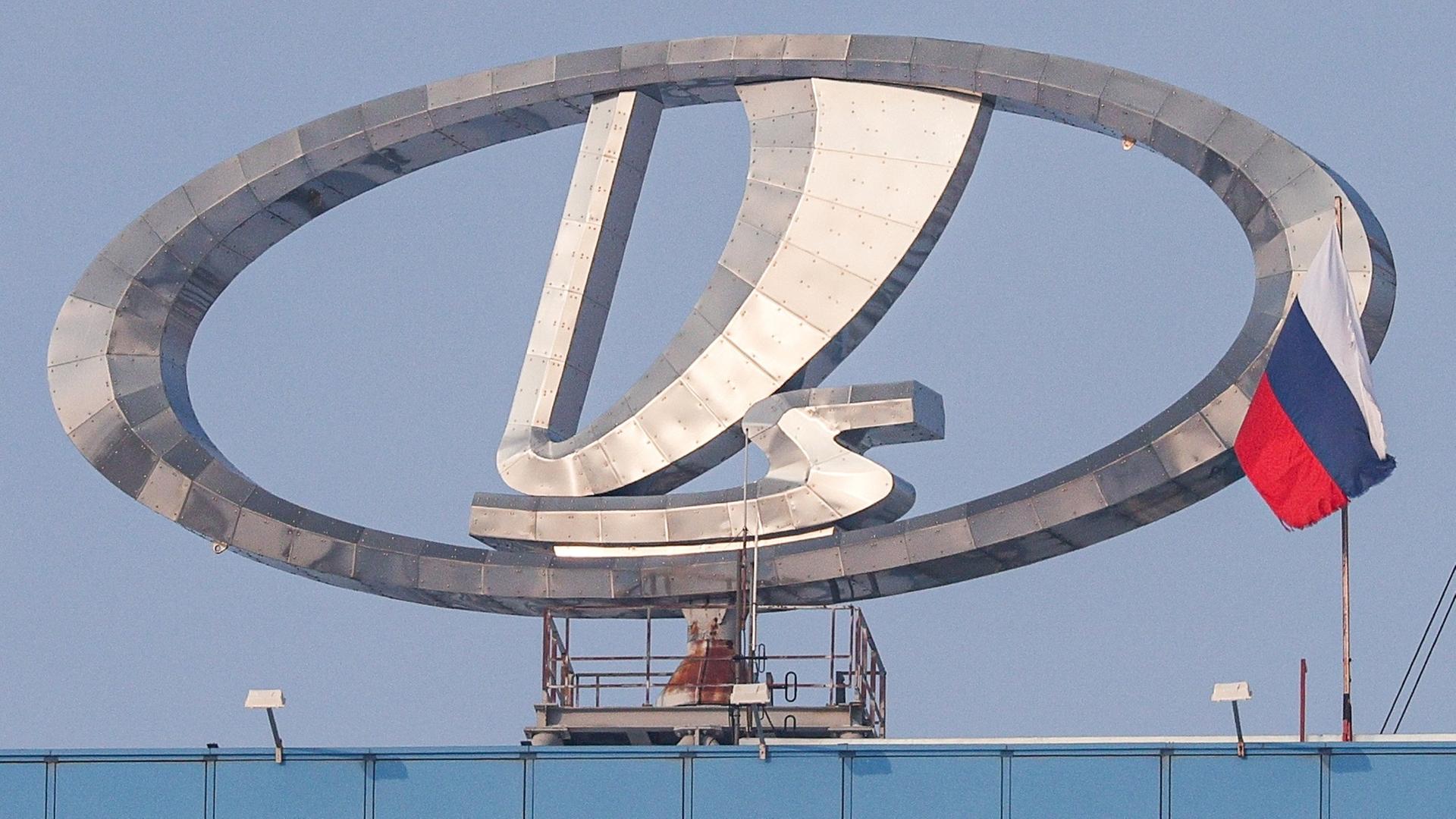 Das große Logo des Autohersteller auf dem Dach des Firmengebäudes. Das große Logo des Autohersteller auf dem Dach des Firmengebäudes.