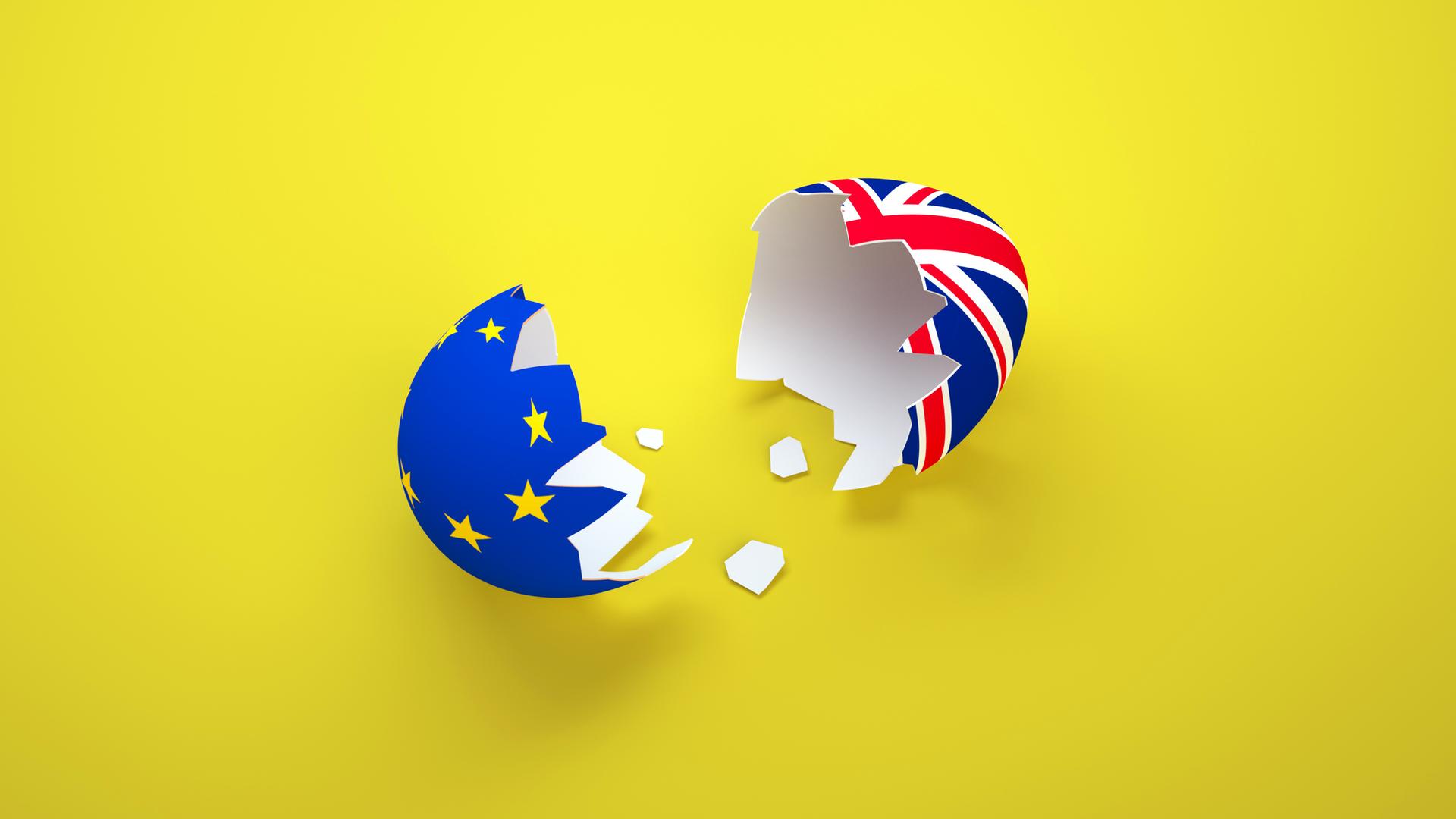 Illustration: Eine zerbrochene Eierschale mit den Flaggen Europas und Großbritanniens auf gelbem Hintergrund
